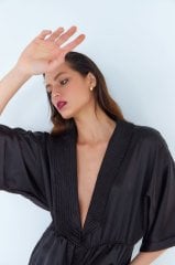 جمبسوت قصير من ناياد باللون الأسود